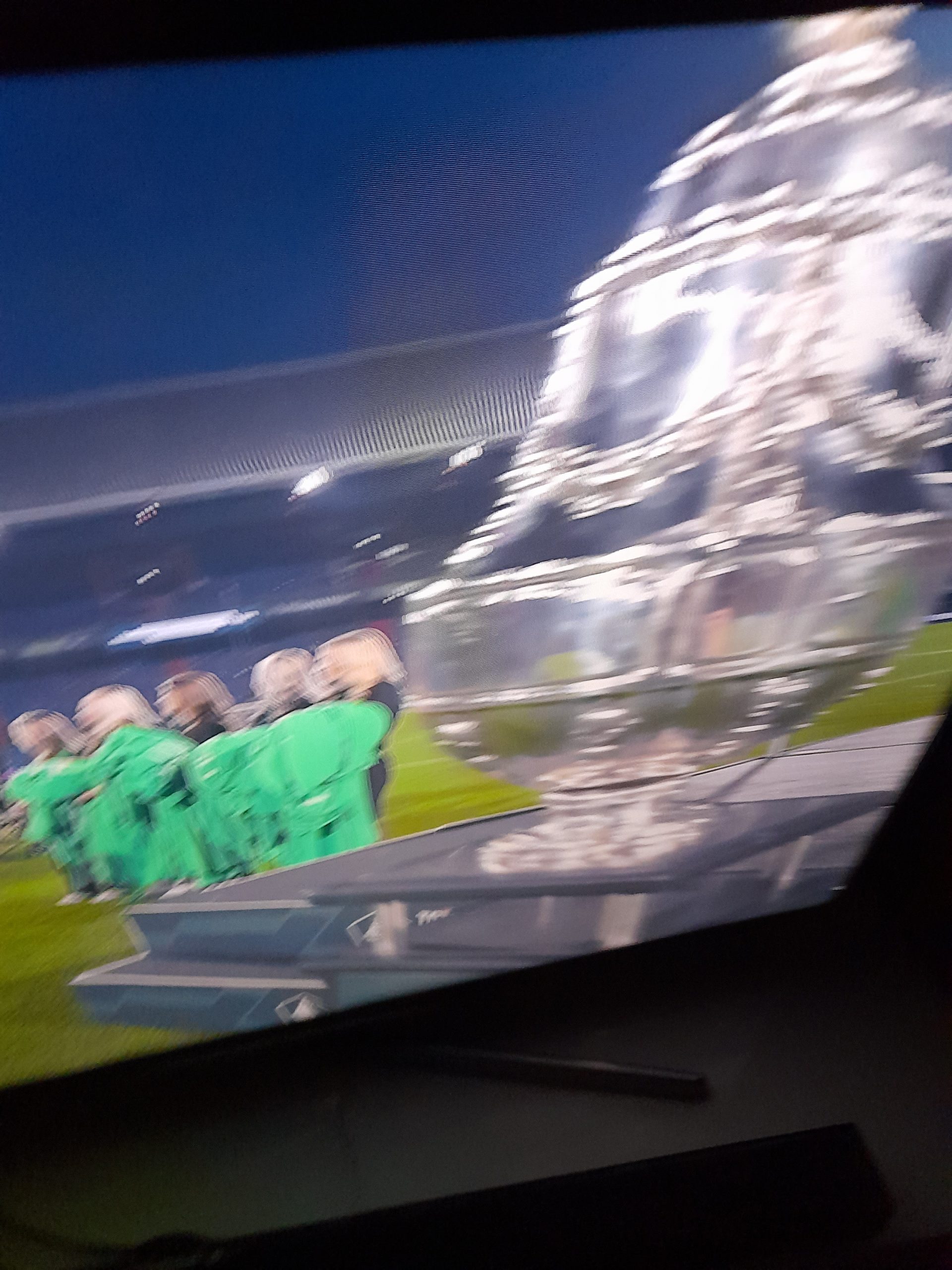 BIJSLUITER BIJ TOEKOMST VAN HINTUM; IK WIL NIET OVER RANDJE MEEKIJKEN..GEWOON 2 GELIJKWAARDIGE MANAGEMENT-POSITIES-KWALITEIT; SIMONIS…IS OOK VERVANGBAAR…/ CLUB IS GEGROEID…VIER!